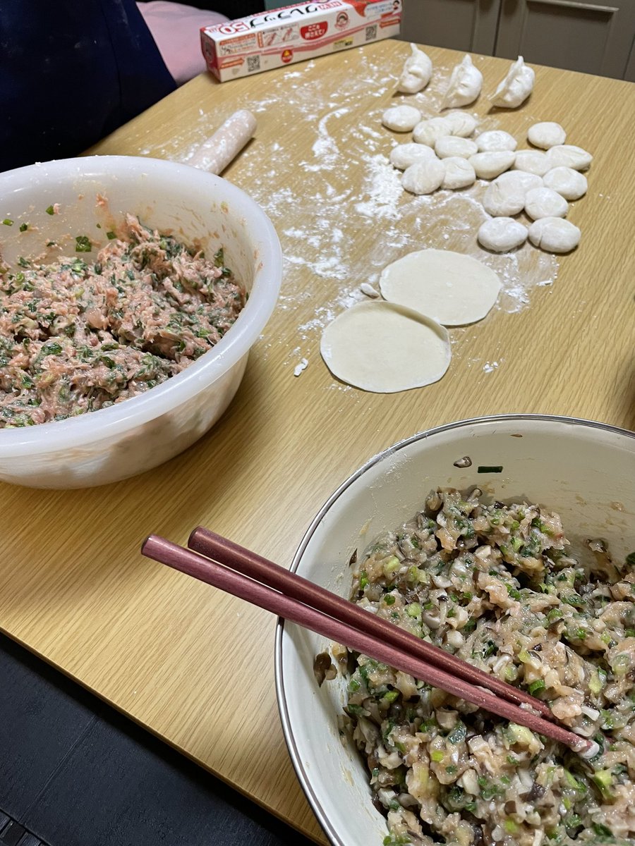 jhonny_night's tweet photo. 自宅で手作りガチ中華🥟
餃子&amp;肉饅頭パーティー🎉

#Chinesefood
#中国饺子
#水餃子
#焼き餃子
#party
#food 
#皮からつくる
#辣椒油
#ギョーパー https://t.co/o8YYZEyREW