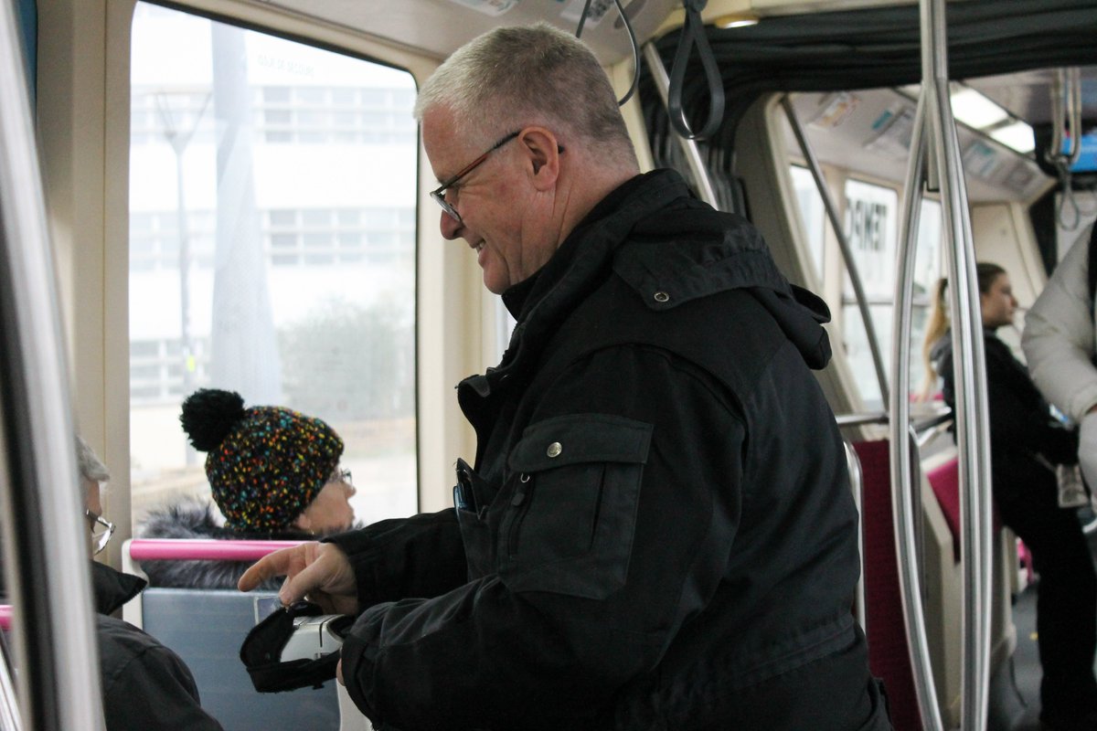 keolisgrdncy's tweet photo. #AgentStan
Zoom sur Pascal, Agent de Contrôle 👮✅
Il veille à la validité des titres de transport à bord et participe à la sécurisation du personnel et des voyageurs. https://t.co/XqYTFNY9pm
