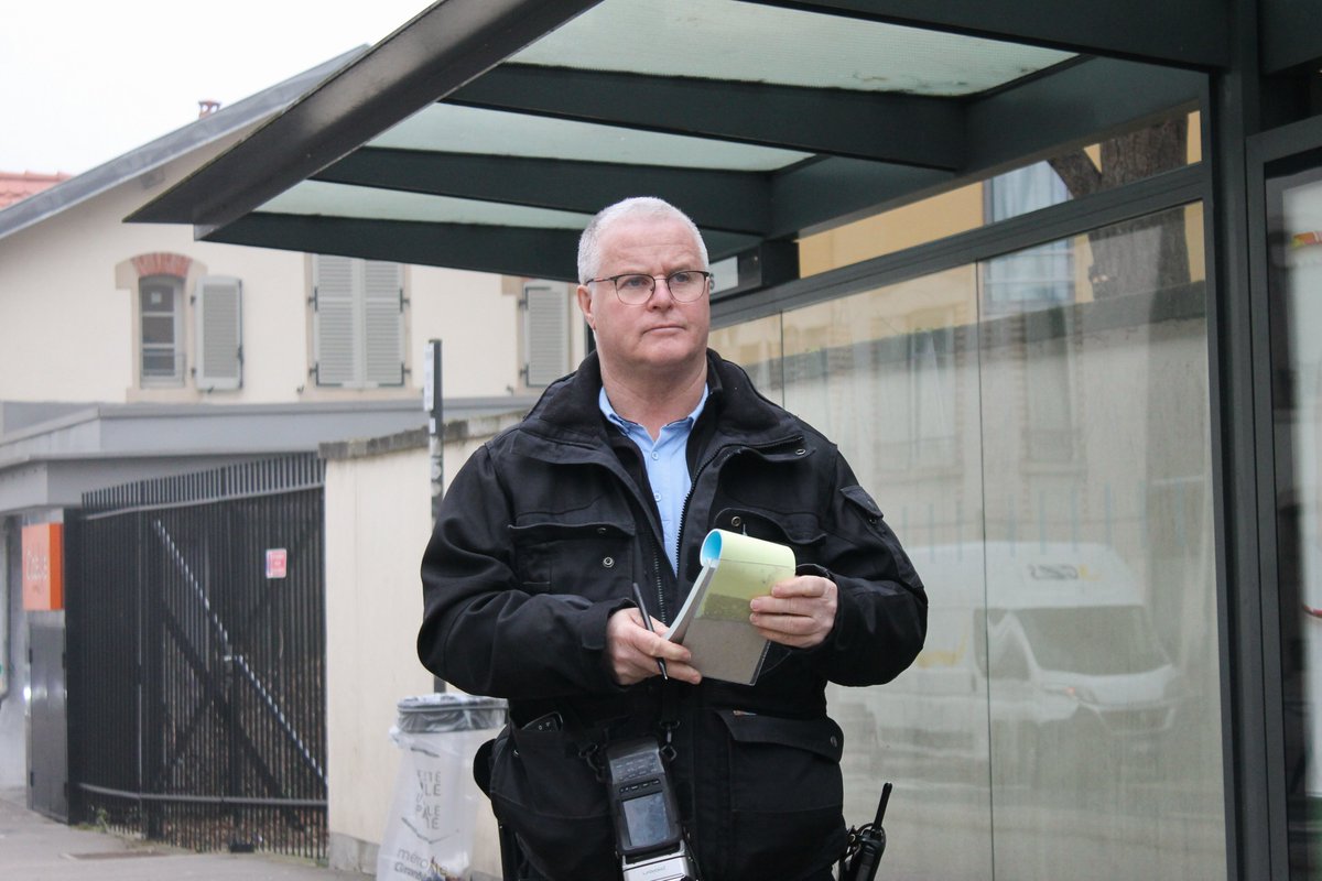 keolisgrdncy's tweet photo. #AgentStan
Zoom sur Pascal, Agent de Contrôle 👮✅
Il veille à la validité des titres de transport à bord et participe à la sécurisation du personnel et des voyageurs. https://t.co/XqYTFNY9pm