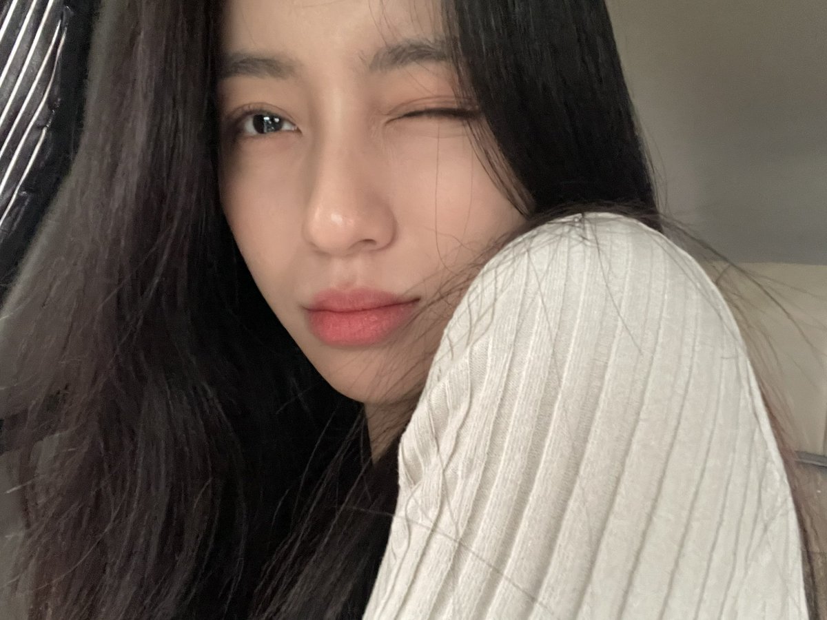 minah320's tweet photo. 트친들에게 드리는 셀카 https://t.co/QGUOmuQzYM