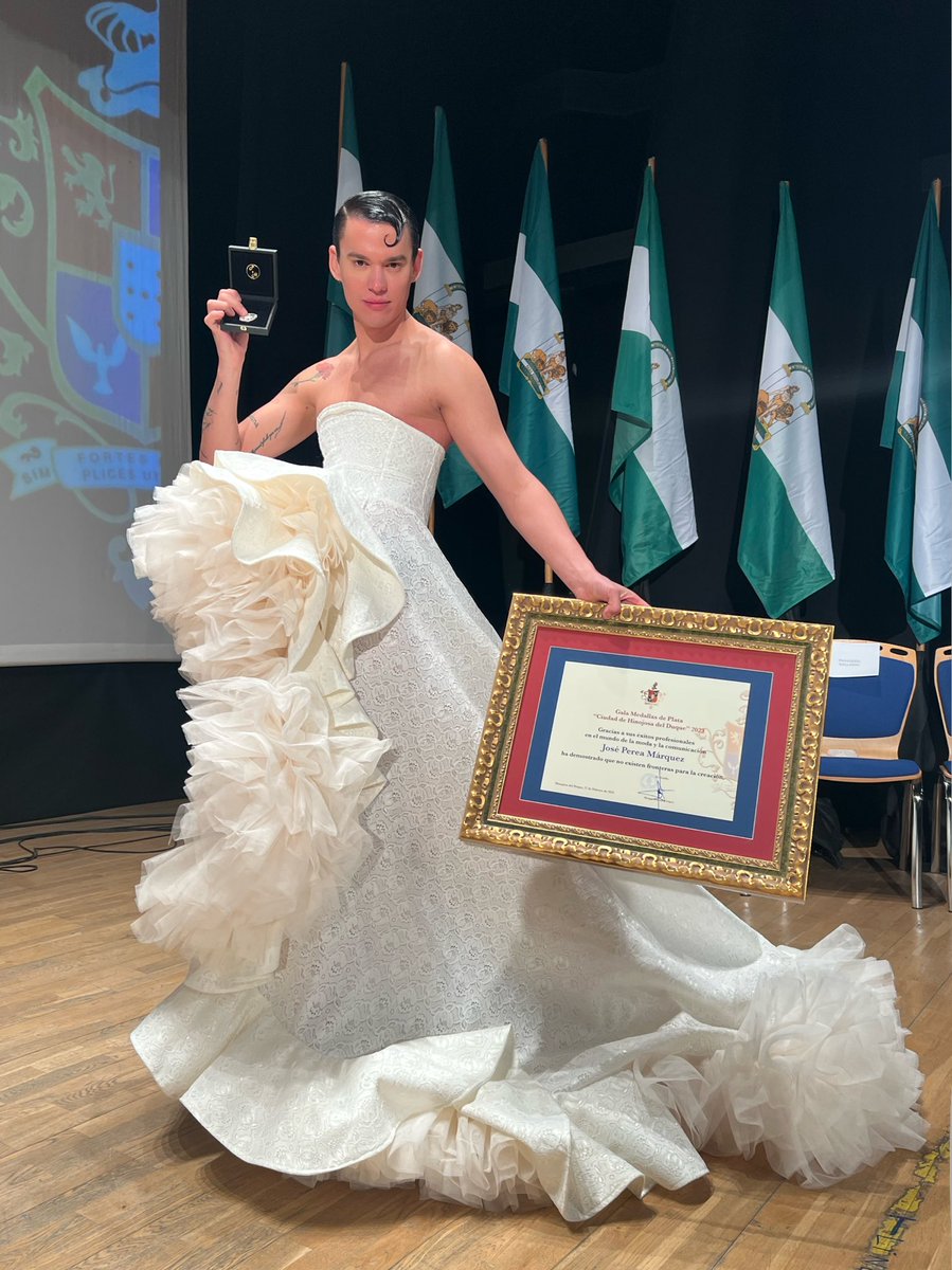 ModaPerea's tweet photo. Ojos llorosos, mucho esfuerzo, mucho trabajo e ilusión, Pero si Medalla Del Día de Andalucia, Cordoba, Ciudad de Hinojosa Del Duque, #fashion #designer #joseperea “Se feliz sin hacerle daño a nadie”. #Andalucia #MedallaDeAndalucia #Cordoba #HinojosaDelDuque #ModaSinGenero https://t.co/XSlexQzFBW