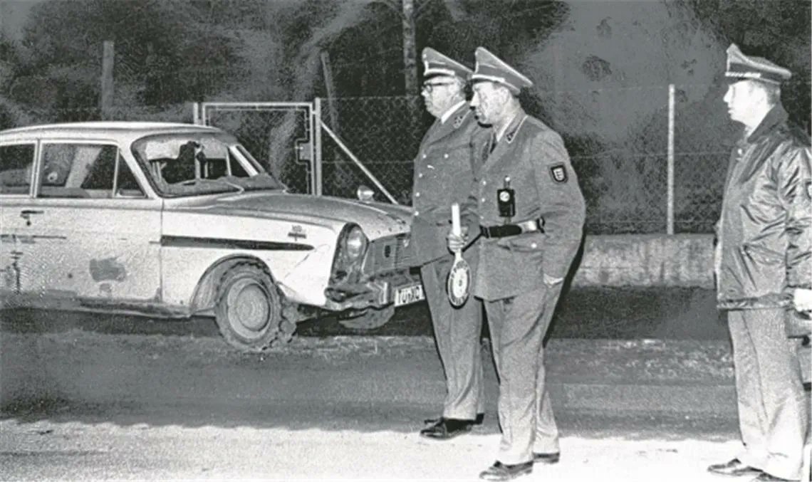 RadicalPast's tweet photo. 01.03.1972: Weil die Polizei ihn für ein Mitglied der RAF hält, als er in einem nicht zugelassenen PKW durch Tübingen fährt, wird der 17-jährige Richard Epple nach einer Verfolgungsjagd mit sieben Kugeln aus einer MP erschossen. https://t.co/iUc22EfyIS