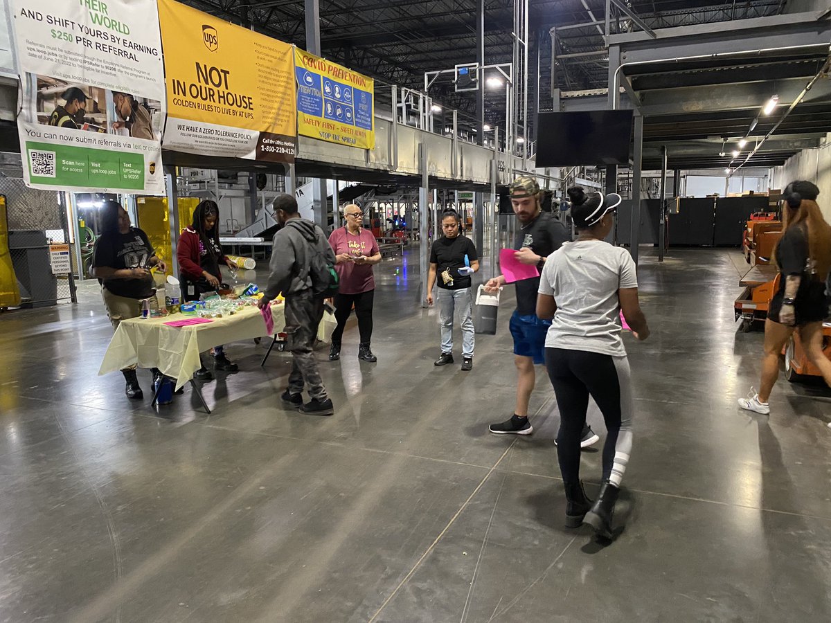 AbdulAb45258458's tweet photo. Team Willowbrook Wellness Wednesday “Meet and Greet” activity. Pretrip you body with healthy snacks and Hydration. 💦💦🍌🍎🥒
#WillowbrookStrong
#WillowBest
#TogetherWeAreUPS
@SoCalLeaders
@ealarcon10
@Crystal84719509
@Buckeyes2231 https://t.co/lxhLAMX7Kn