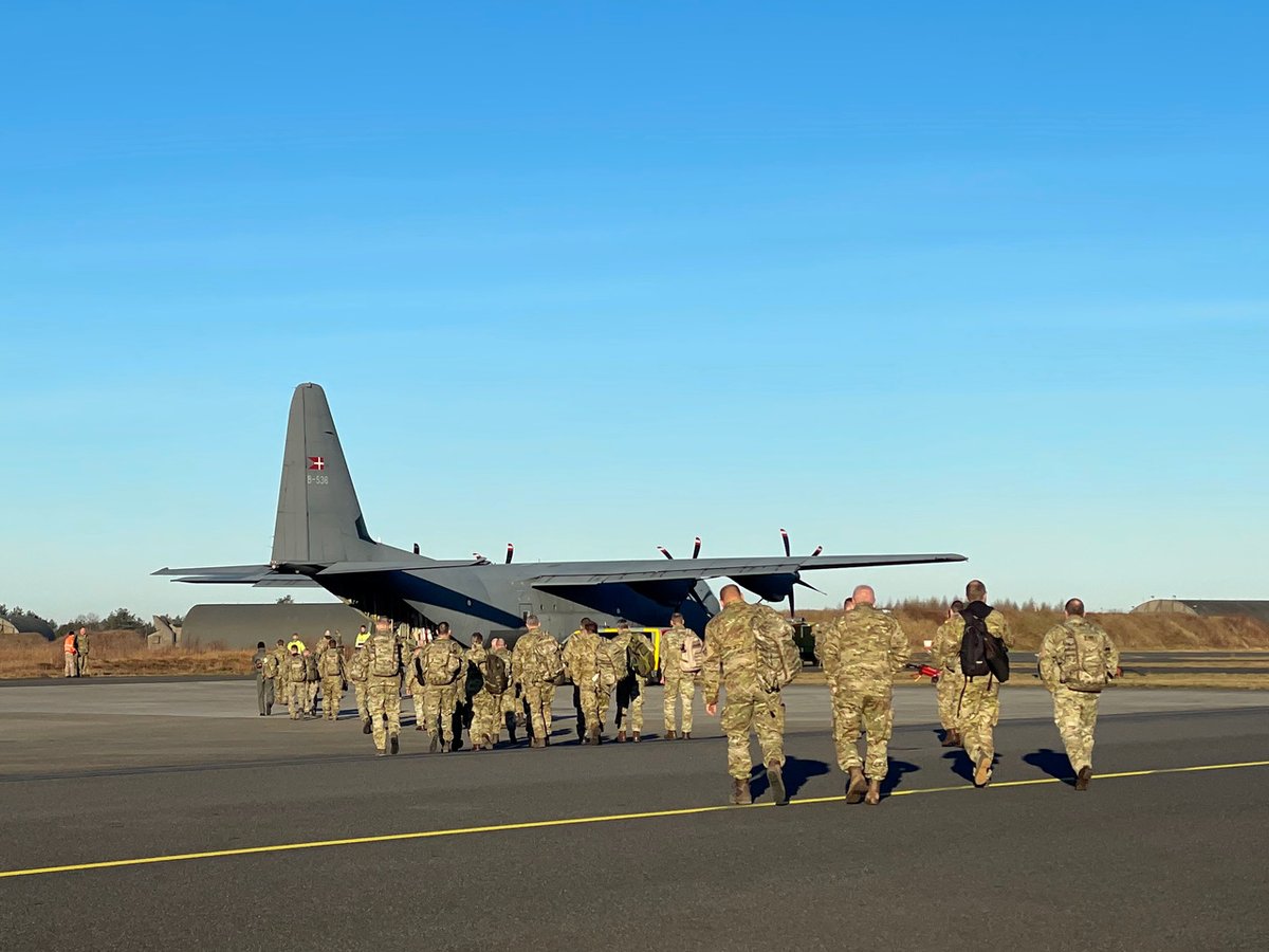 hqmndn's tweet photo. ���#MNDN heads for CREVAL during EX“Griffin Lightning23”
🇩🇰soldiers taking part in EX were transported by two C-130 Hercules transport aircrafts to 🇱🇻, where #MNDN COM MG Flemming Mathiasen welcomed exercise participants. 
#WeAreNATO
#StrongerTogether https://t.co/qznj1cLZ8F