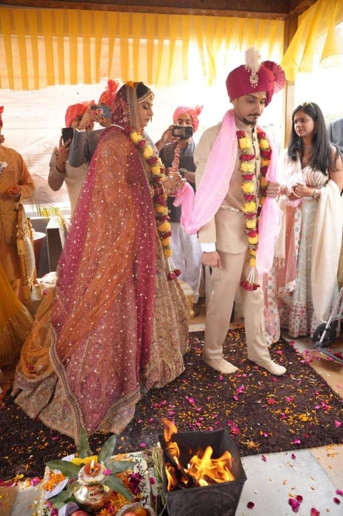 anupriyavadi's tweet photo. आदरणीय यश:कायी डॉ सोनेलाल पटेल जी के परिवार की सबसे छोटी सदस्य सुश्री अमन पटेल का विवाह चिरंजीवी समीर के साथ हिमाचल प्रदेश में संपन्न हुआ।अमन-समीर को दाम्पत्य जीवन के पवित्रतम रिश्ते में प्रवेश करने के लिए अपना दल एस परिवार की ओर से से शुभकामनाएं।

@AnupriyaSPatel https://t.co/H7UQ0Pwaiy