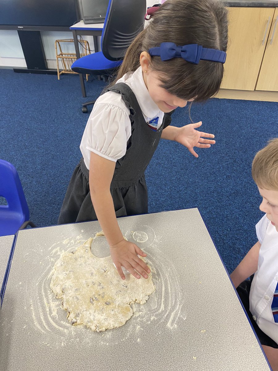 SGSYear1's tweet photo. The delicious smell of Welsh cakes is filling #SGSYear1 this morning as we learn about #StDavidsDay π΄σ §σ ’σ ·σ ¬σ ³σ Ώ https://t.co/vVhtpYQzX5