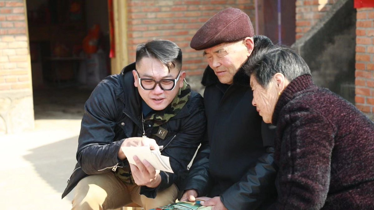 ModernExpressEN's tweet photo. Qiu Qingling, a #Taiwan youth living in mainland #China for over 10 years, finally met his relatives in Huai’an, #Jiangsu after 3 months of searching. It’s his first visit to Huai’an and he hopes he can help more Taiwan youth find their roots. #RootSearch https://t.co/IgAGvTEuxO