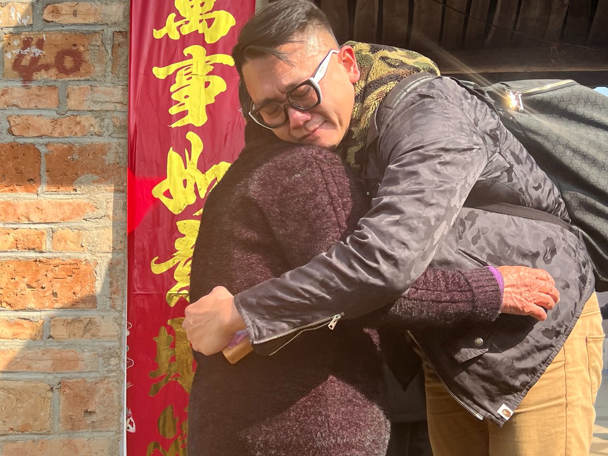 ModernExpressEN's tweet photo. Qiu Qingling, a #Taiwan youth living in mainland #China for over 10 years, finally met his relatives in Huai’an, #Jiangsu after 3 months of searching. It’s his first visit to Huai’an and he hopes he can help more Taiwan youth find their roots. #RootSearch https://t.co/IgAGvTEuxO