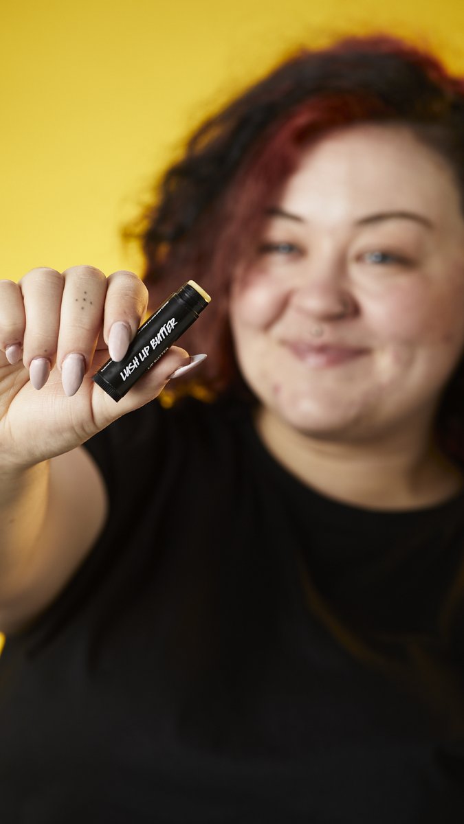 LushSpain's tweet photo. ¡Amigas! Esta nueva manteca de labios está siendo un exitazo y es edición limitada, te contamos:
Viene en tamaño de viaje, es vegana y 100% natural.
Correeeee: https://t.co/8T9Wi0OQmB
#LushSpain #LabiosPerfectos https://t.co/DhfC5tXtc3