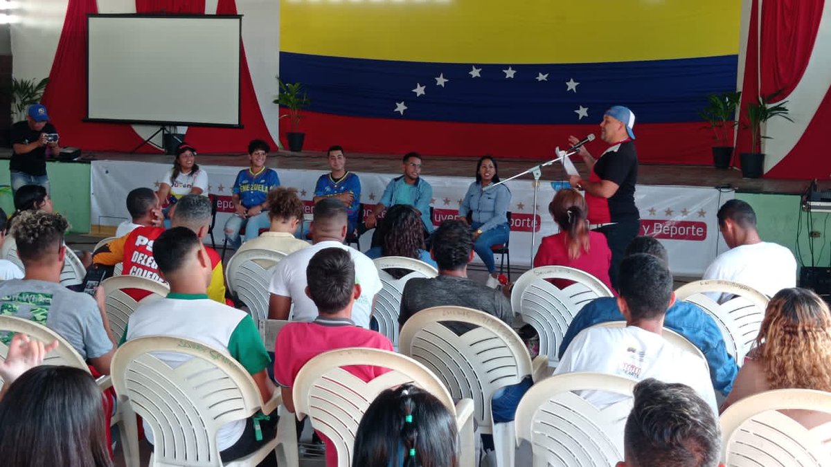 Nuestros Chamos  de Cojedes rumbo a la Gran Misión Juventud #Venezuela elevando propuestas para el congreso nacional.