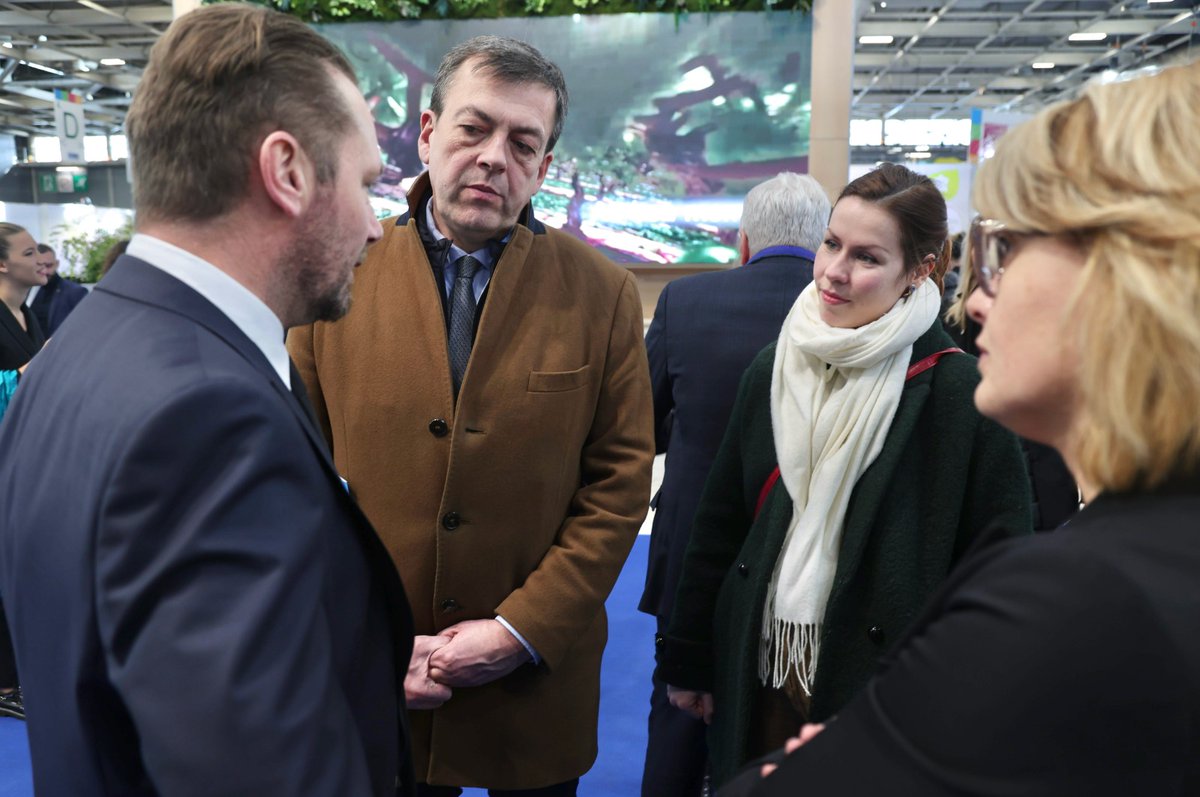 🌱 Notre industrie est essentielle pour la #souverainetéalimentaire de notre pays.

🤝Échange avec @TurquoisNicolas, Député de la Vienne, pour lui expliquer la production d'#engraisdécarbonés.

#SIA2023 #Cultivonslavenir