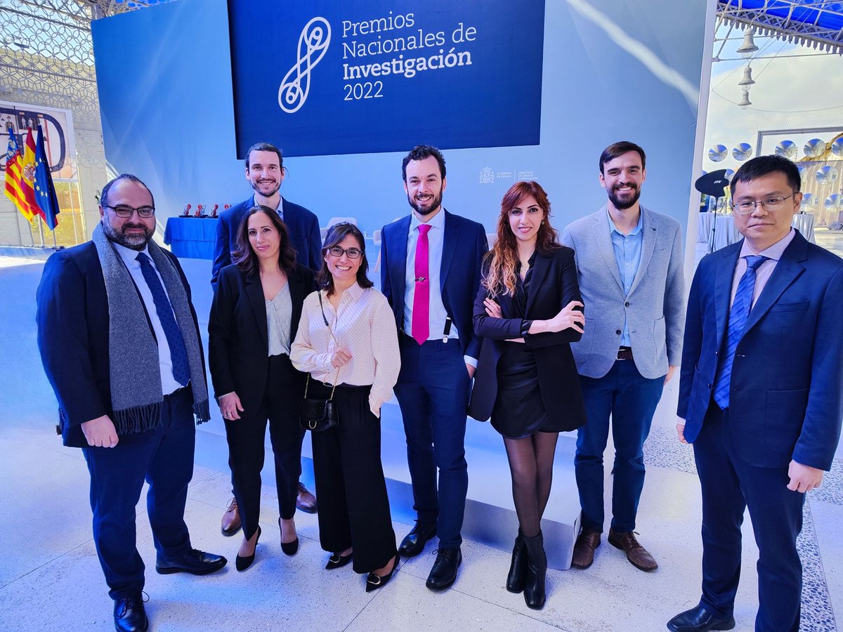 🙌 ¡Estamos en Alicante!
🥇 Hoy le dan el Premio Nacional de Investigación a nuestro compañero Andrés Castellanos (<a href="/Andres_2DMat/">Castellanos Lab</a>), y parte del equipo <a href="/2d_foundry/">2D Foundry</a> le acompañamos 👑