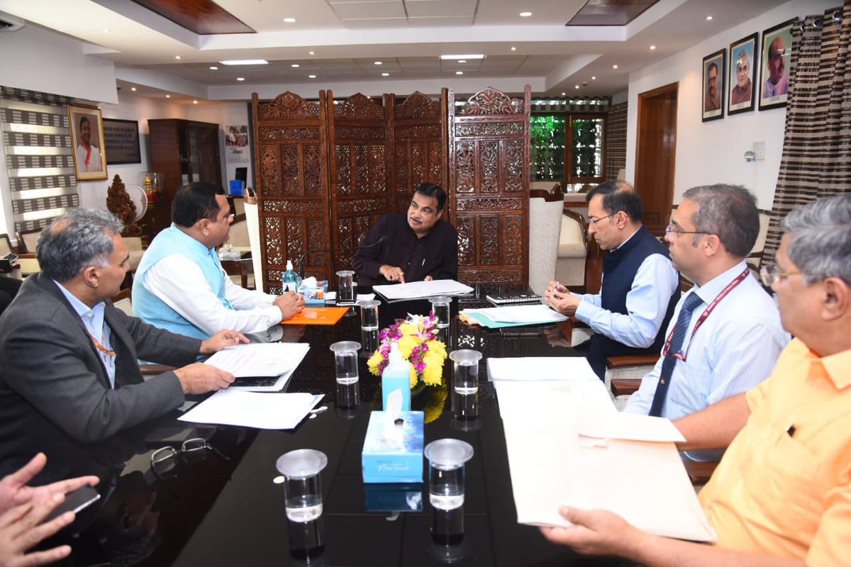 MauvinGodinho's tweet photo. Called on Hon’ble Union Minister for Road Transport & Highways Shri. @nitin_gadkari Ji in #Delhi in regard to getting more #ElectricalBuses for Goa and also submitted a memorandum asking for 500 additional electrical buses. (1/4) https://t.co/x3EvPQkRx8