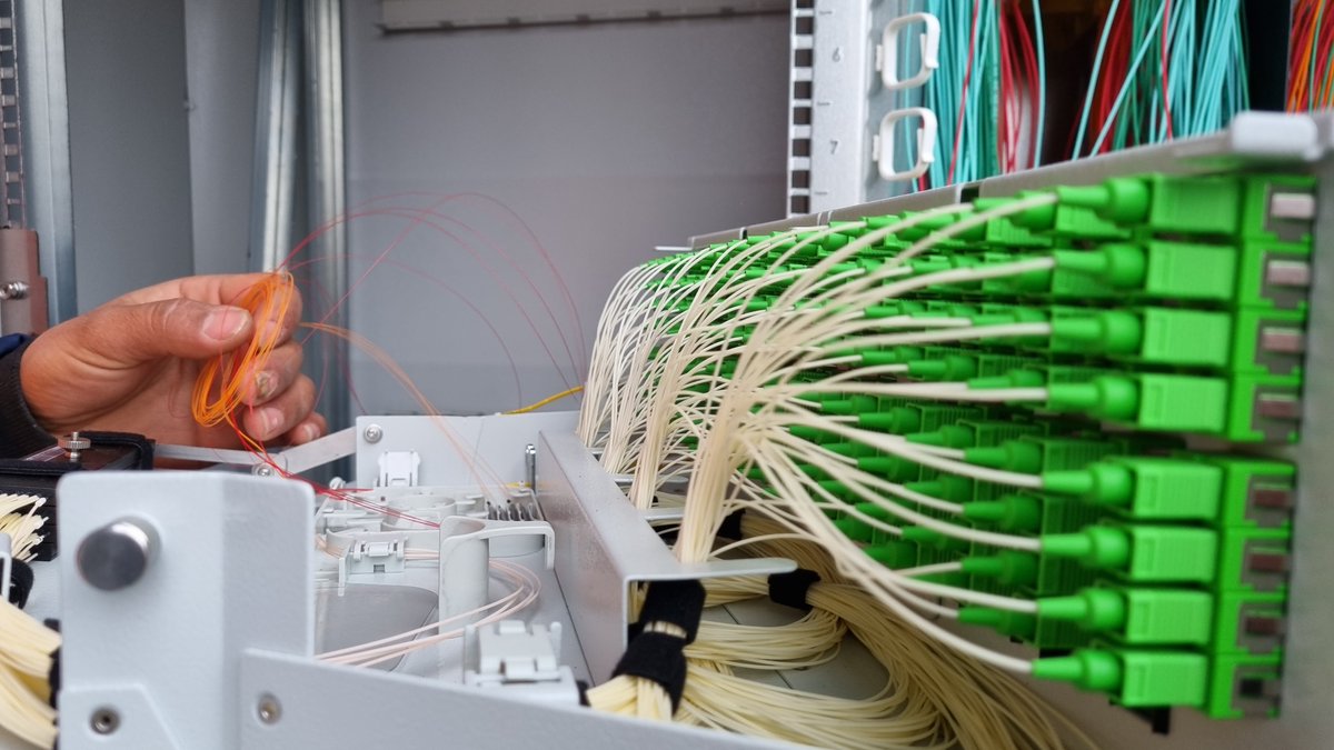 La ville grandit 🏗️🏬🏠, le réseau #fibre #FTTH aussi !
A Cognin, à côté de Chambéry (Savoie), opération d'augment. de la taille de l'armoire fibre 'PMZ' du centre-ville.
Pas besoin d'en ajouter une à côté, l'actuelle prend de la hauteur pour absorber +60% de lignes potentielles.