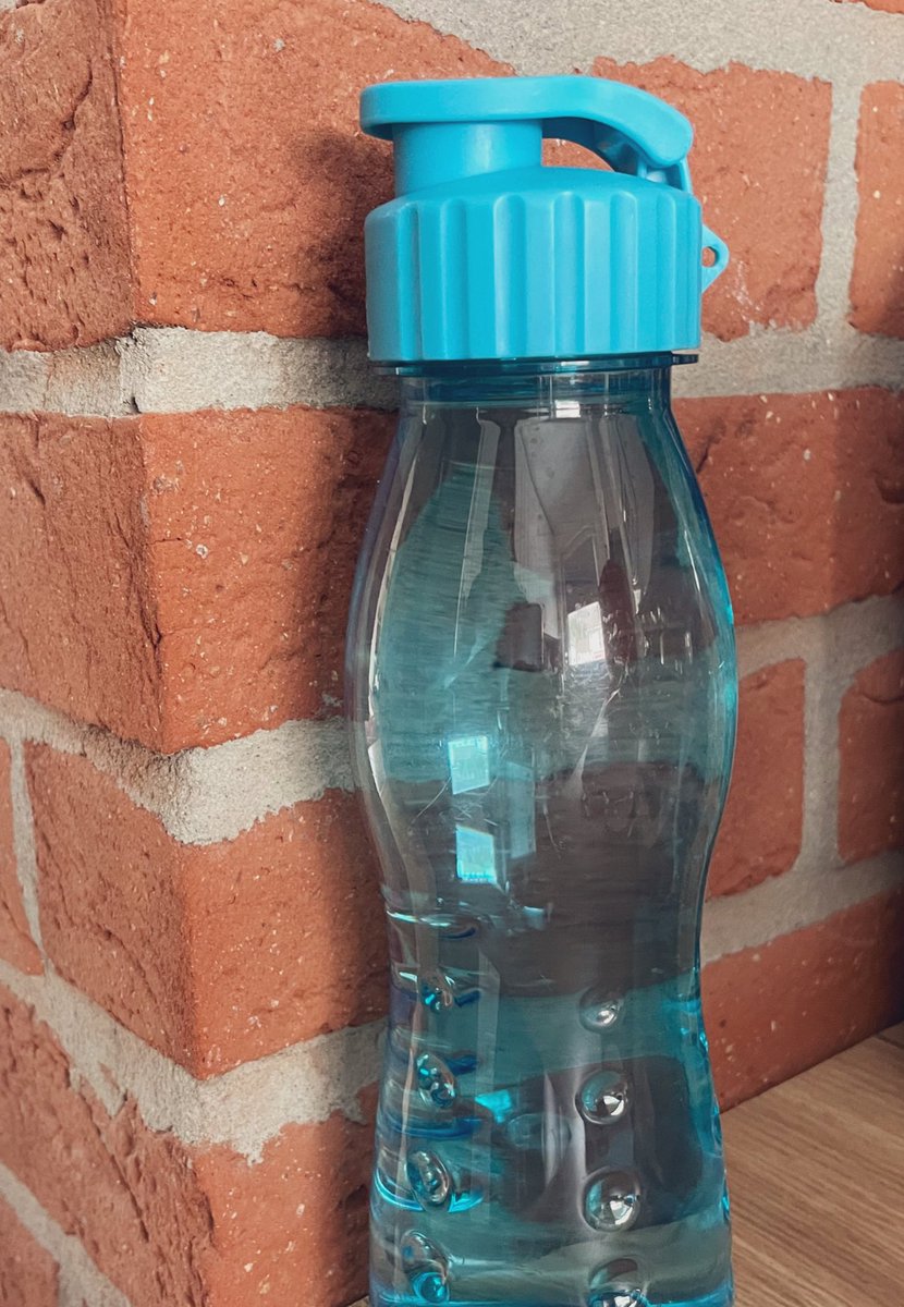 水１日に2ℓみんな飲んでるんかな？😱

うちは意識しないと500mlとか🤣💦

だから最近はコレ(750ml)の二本分は飲む！
って決めてるけど、昨日は一本の半分くらいしか飲んでなかった😱 https://t.co/qbdviJftKL