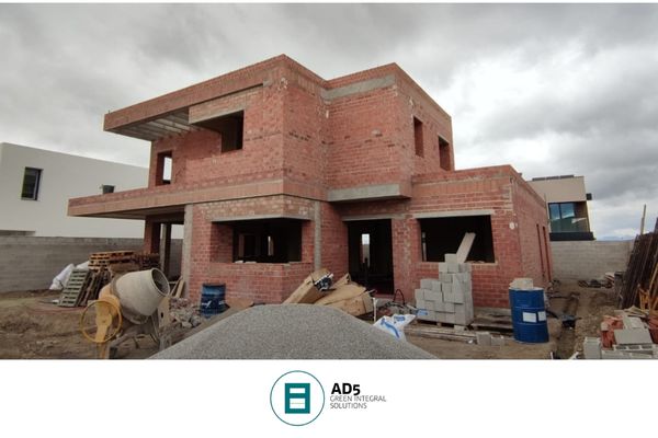 ad5_GIS's tweet photo. Nuestro nuevo proyecto de vivienda en Las Gabias, Granada, va avanzando muy bien. Ya hemos instalado el sistema de calefacción (suelo radiante) y estamos a punto de verter el mortero autonivelante.
 #arquitecto #casasmodernas #LasGabias #Granada https://t.co/Jqq5vC2sMh