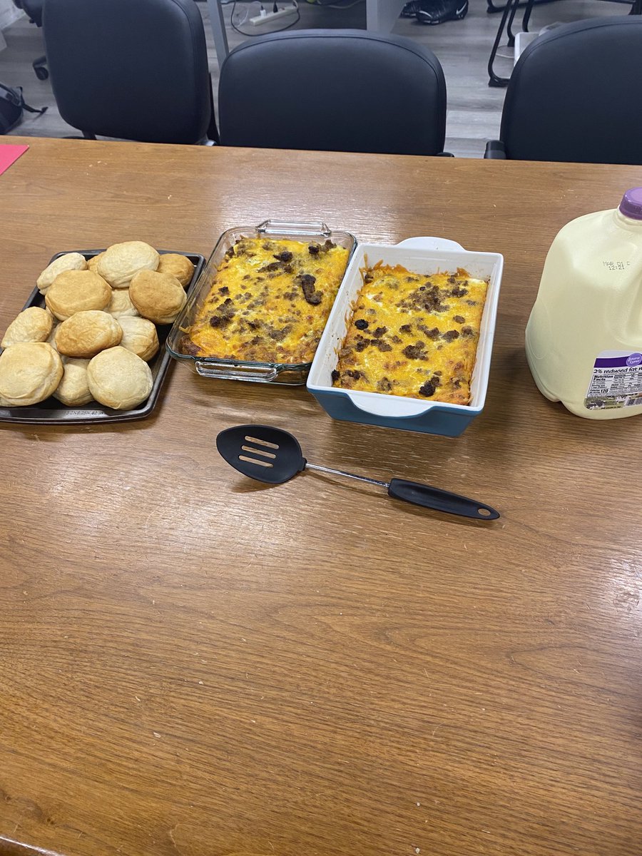 AHSCougarsFB's tweet image. The before and after of the Leadership Council breakfast this morning. Huge shoutout to ⁦@CaseyRadford⁩ for making breakfast as well as 15 of our guys who showed up an hour before school to talk and discuss leadership! #CougarPride #BuildingMen