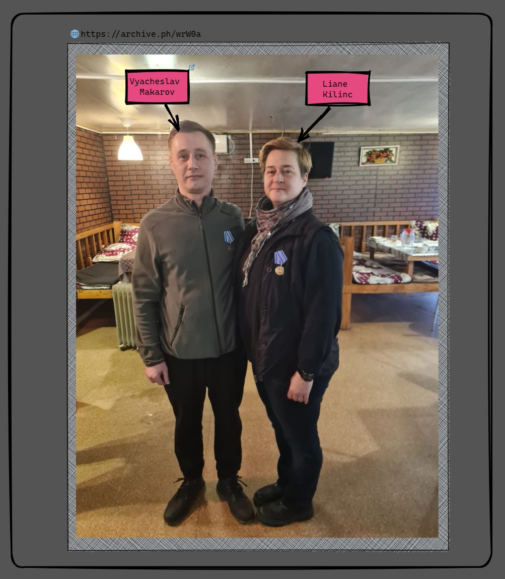 nomnomcookieez's tweet photo. Liane Kilinc bekam gestern zusammen mit anderen Helfern der russischen Organisation "Moscow-Donbass" eine Auszeichnung.
Neben ihr steht Vyacheslav Makarov. Makarov hat auf allen Bildern denselben harmlosen Gesichtsausdruck.
Aber auch er ist Teil rechtsextremer Netzwerke. https://t.co/Q3eE2ZBy0x