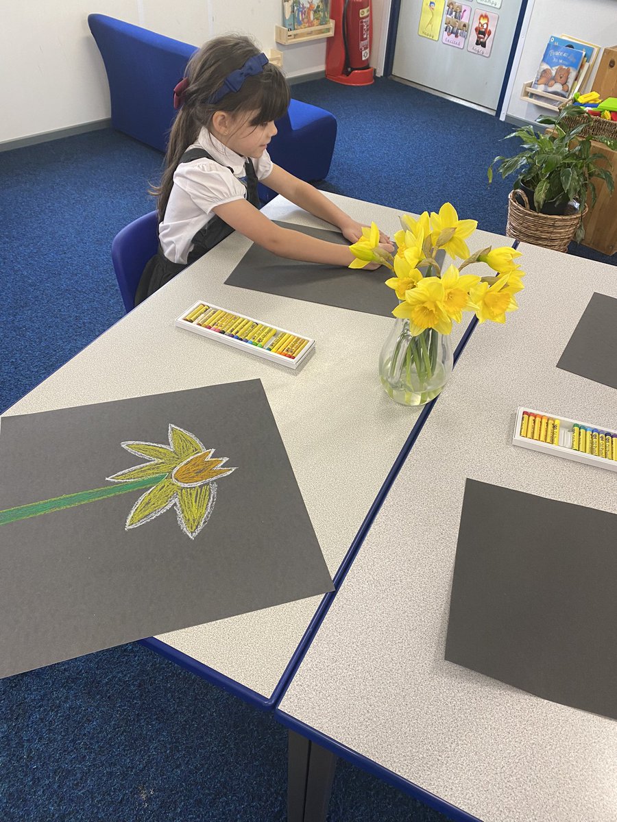 SGSYear1's tweet photo. Daffodil still life using oil pastels #SGSYear1 #SaintDavidsDay π΄σ §σ ’σ ·σ ¬σ ³σ Ώ https://t.co/FdjPtLUrzd