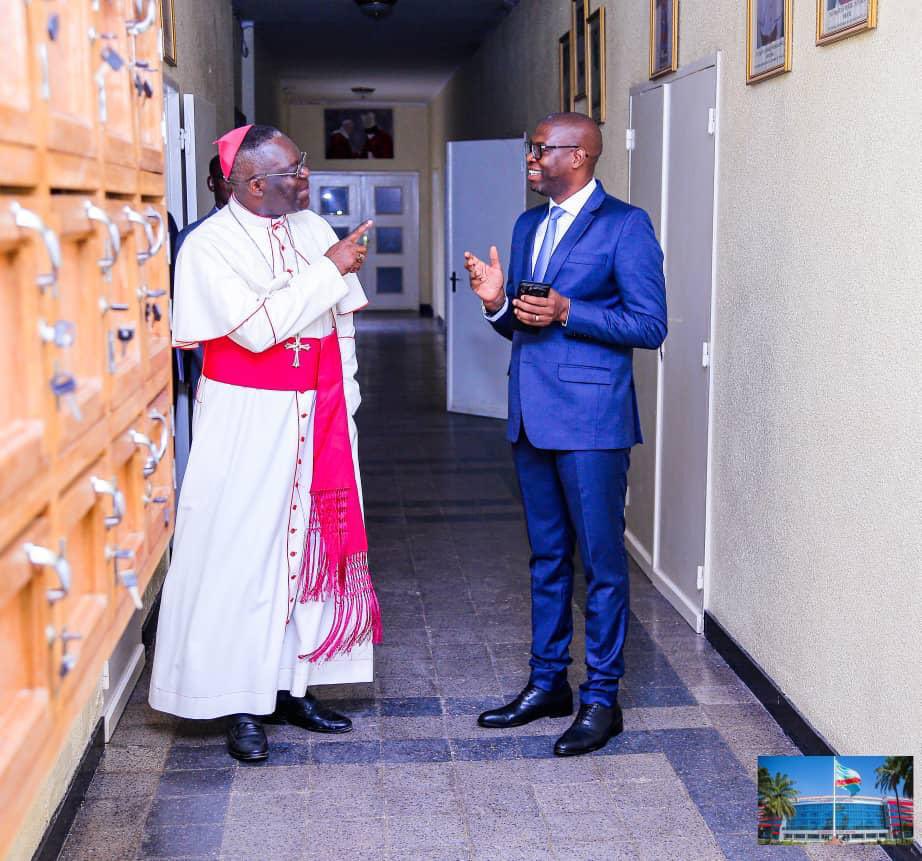 JacquesKyabula's tweet photo. Échanges ce matin avec l’Archevêque de Lubumbashi monseigneur Fulgence Muteba. Nous avons évoqué les derniers incidents survenus à l’archevêché et la collaboration entre le Gouvernement provincial et l’Eglise sur l’assainissement de la ville. Véhiculons tous la paix SVP 🙏🏾 https://t.co/3lPdBmuCHI