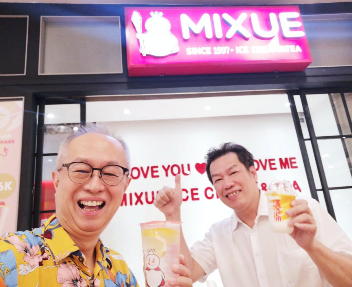 haryoardito's tweet image. sering" temui orang hebat, traktir, kemudian timba ilmu pengalamannya &amp;amp; dapetin opportunity-nya.. kali ini ngajak ketemuan Pak Anton Thedy, Bos TX Travel yg selalu energic plus segudang opportunities.. traktirnya pun simple, mixue aja udah sama-sama heppy😅
#mixue #sukses #relasi