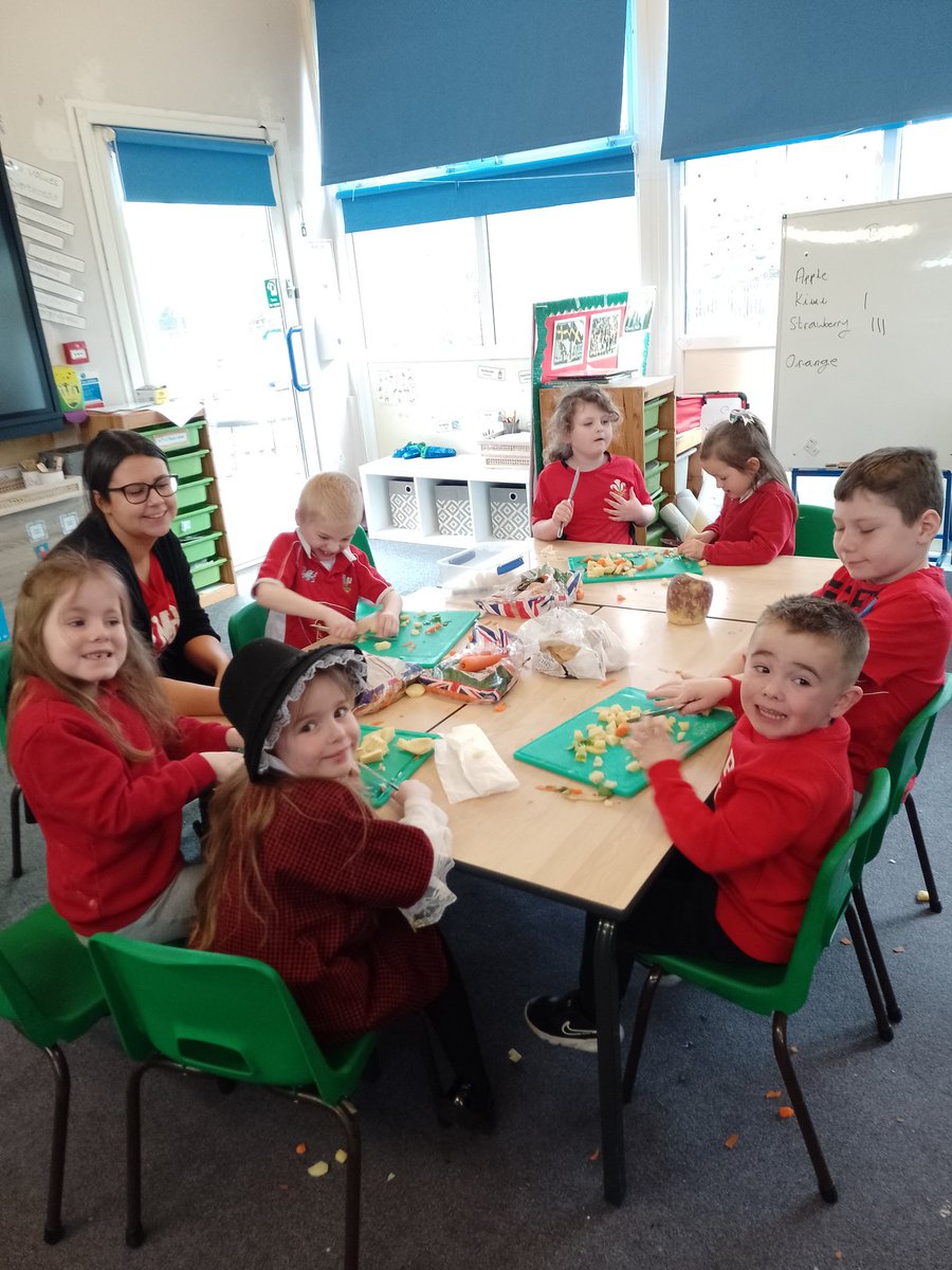 CraigfelenP's tweet photo. Dydd Gwyl Dewi π΄σ §σ ’σ ·σ ¬σ ³σ Ώ amazing chopping and peeling skills for our Welsh Cawl! Our Welsh cakes look delicious! #cfp2 #cfprec #cfp1 #cfpwelsh https://t.co/YuA2Tfqj6L