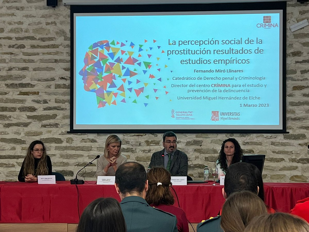 En la primera mesa redonda encontramos al Dr. <a href="/FernandoQPH/">Fernando Miró-Llinares</a> a la Dra. <a href="/meyamanOctubre/">ABGB</a> y a Doña Rocío Martínez Almanza disertando sobre los resultados de los estudios empíricos sobre percepciones de la prostitución.
#Criminología