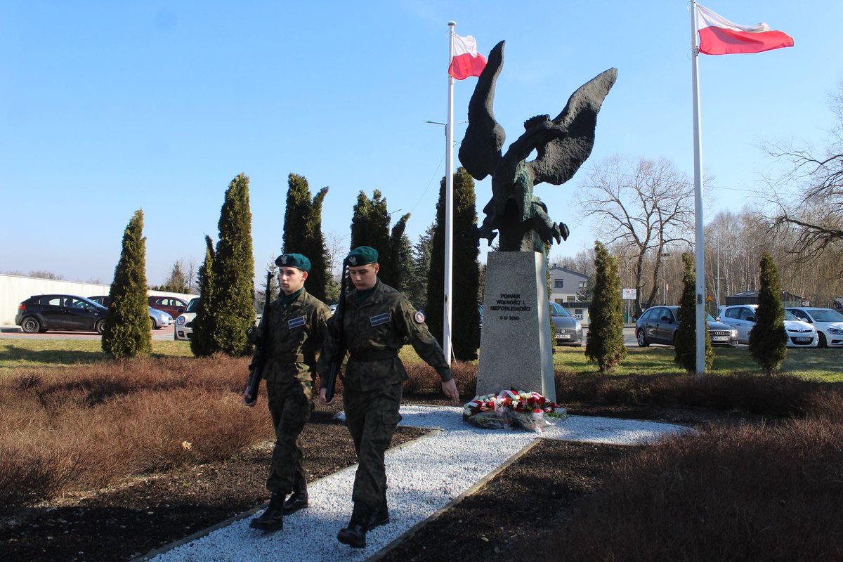 Kalwaria_Zeb's tweet photo. 🇵🇱 Pamiętamy 🇵🇱

🇵🇱 1 marca - Narodowy Dzień Pamięci Żołnierzy Wyklętych 🇵🇱

ℹ️  Władze miasta złożyły wiązanki biało-czerwonych kwiatów przy pomniku Wolności i Niepodległości.  Wartę zapewnili uczniowie klasy wojskowej z ZSiPO im. M. Kopernika w Kalwarii Zebrzydowskiej. https://t.co/AfVVopeuMO
