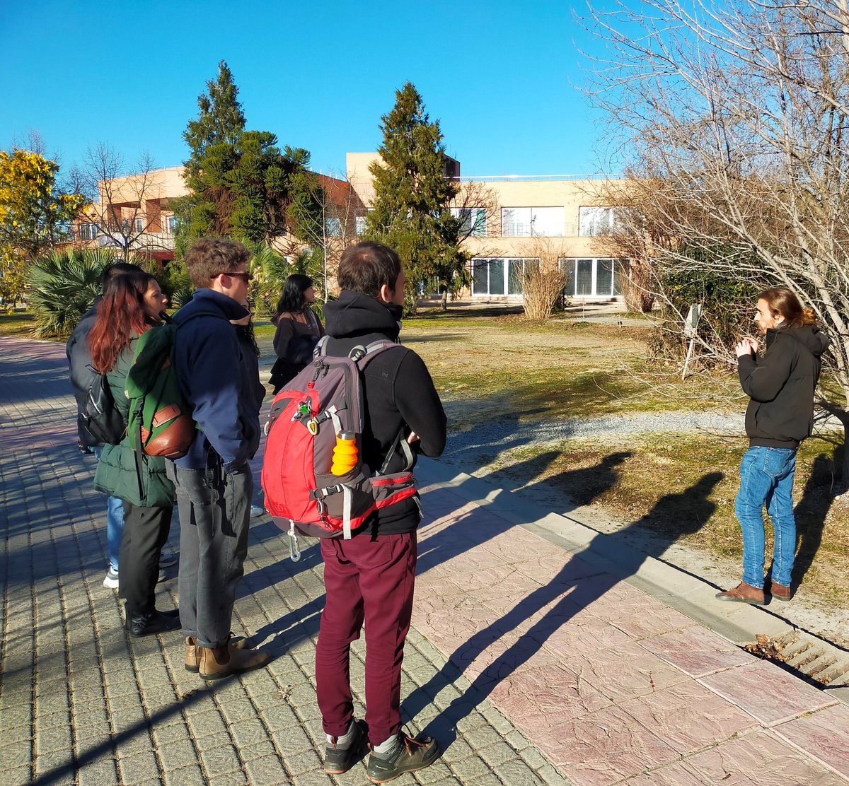 mBioDivUAM's tweet photo. En el Jardín Botánico de la UCM los alumnos analizaron la labor de estos centros en divulgar el conocimiento de las plantas, tanto por la colección viva como por las exposiciones sobre su empleo https://t.co/kfe47Vgs4d