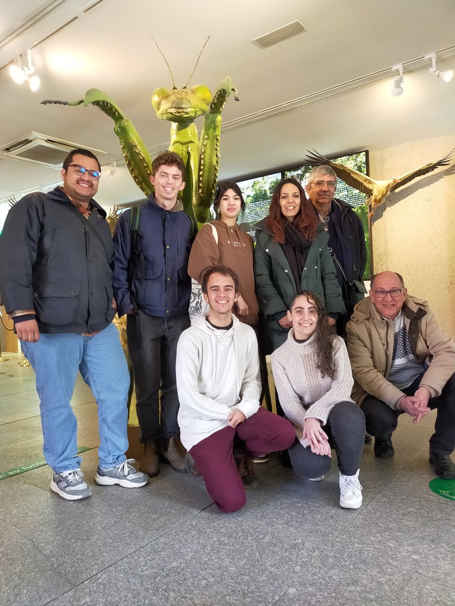 mBioDivUAM's tweet photo. Alumnos en el centro de la naturaleza Insect Park (El Escorial) observando los paneles, expositores y textos sobre la diversidad de insectos en el mundo https://t.co/Rd3sN3j4Fd