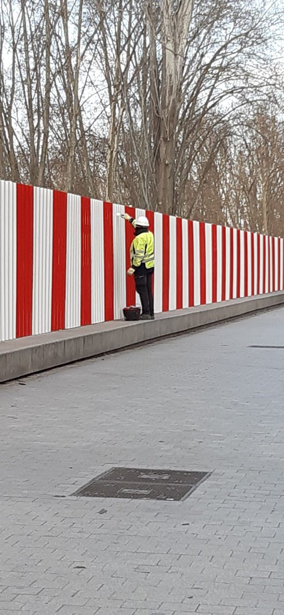 AVVerdeImperial's tweet photo. Cuántas capas de pintura puede aguantar una valla?
@ACCIONA y @ComunidadMadrid quieren comprobarlo en #MadridRio. Ya lleva 6 capas...  una diaria.
La vecindad de #Arganzuela no se va a rendir hasta sacar la estación de 🚇 fuera del parque.
#LaArboledaSeQueda
#YoDefiendoEsteÁrbol https://t.co/uGLcrUD1jg