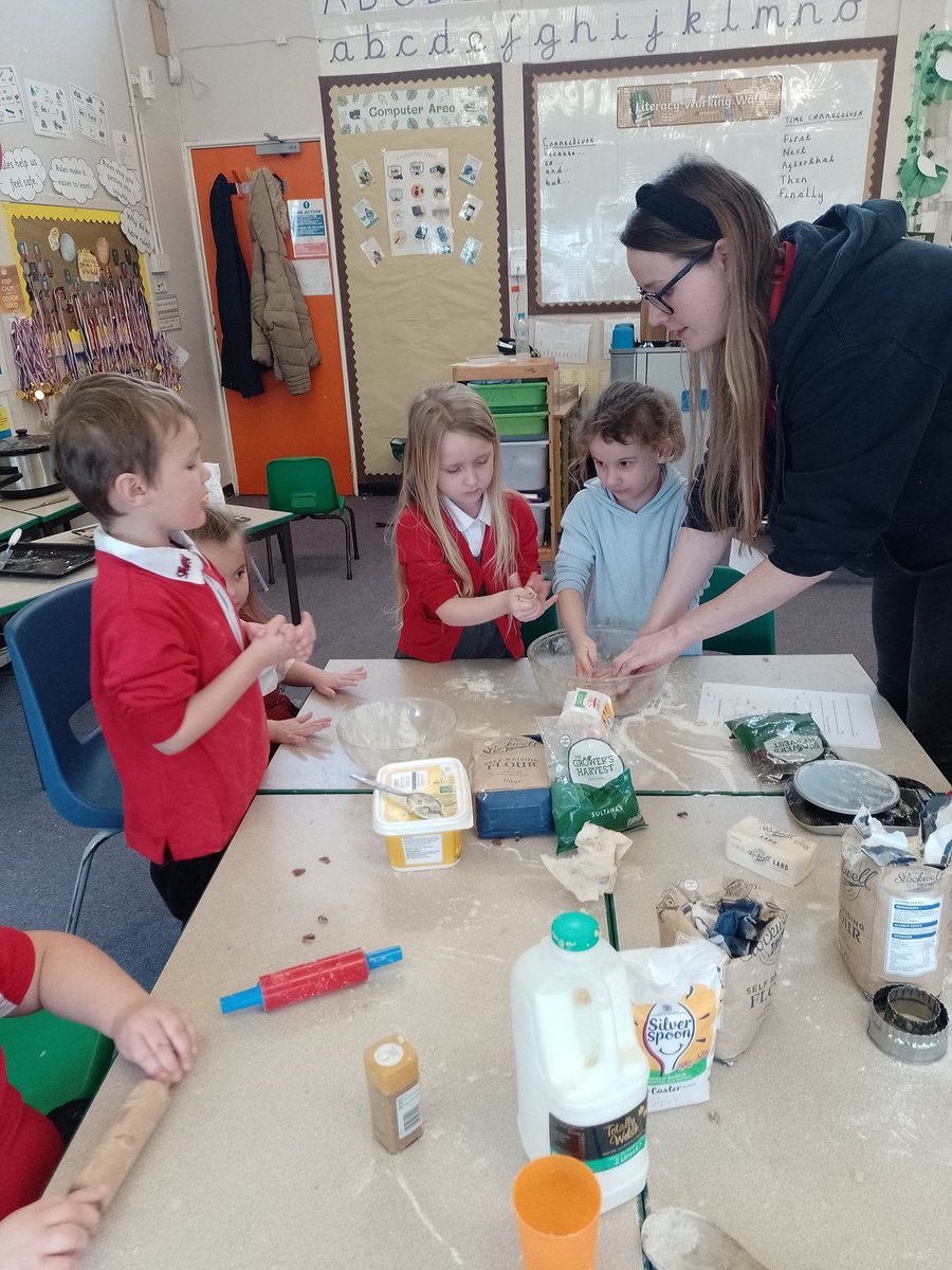 CraigfelenP's tweet photo. Dydd Gwyl Dewi π΄σ §σ ’σ ·σ ¬σ ³σ Ώ amazing chopping and peeling skills for our Welsh Cawl! Our Welsh cakes look delicious! #cfp2 #cfprec #cfp1 #cfpwelsh https://t.co/YuA2Tfqj6L