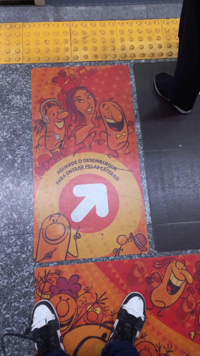 oliverluke_'s tweet image. Essa porr@ nao serve pra nada no #metroSP ninguém respeita, ficam no meio da porta impedindo quem quer sair