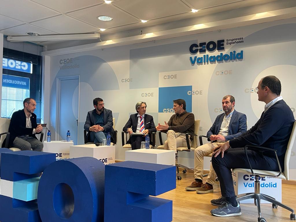 ApedevaV's tweet photo. Hoy Ángel Peña presidente de @apedeva en el  "Coloquio Económico: La importancia del deporte en la economía vallisoletana" en @CEOEValladolid 
#deporte https://t.co/0indGG48C0