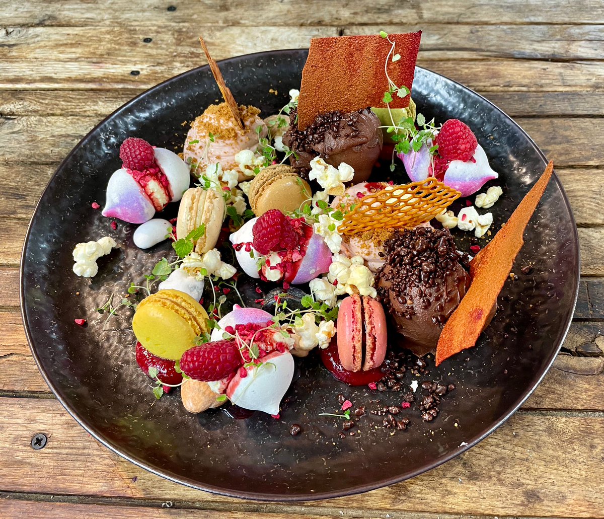 TheShireColl's tweet image. @chrisburtchef busy in the kitchen at @ThePeachTree1  again 😍 They don&apos;t just look incredible, they taste amazing too - find out for yourself by popping in today! #Shrewsbury #Foodies