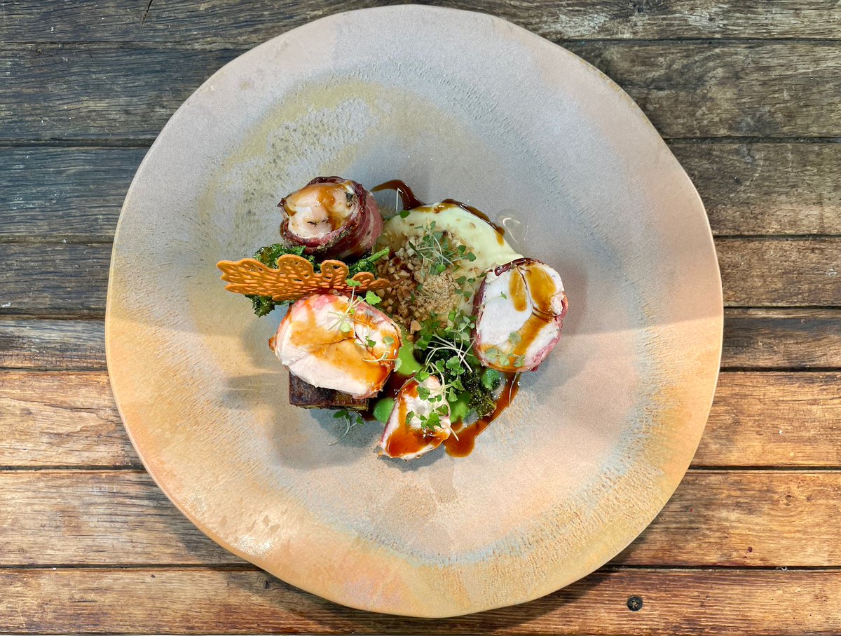 TheShireColl's tweet image. @chrisburtchef busy in the kitchen at @ThePeachTree1  again 😍 They don&apos;t just look incredible, they taste amazing too - find out for yourself by popping in today! #Shrewsbury #Foodies