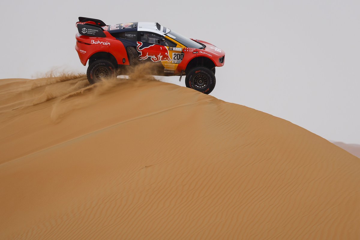 BRaidXtreme's tweet image. Second on the stage by only 48 seconds in nearly four hours of running meant it was close on this third day in Abu Dhabi, but some championship points are in the pocket. 

Less sun = a cooler ride for Sébastien and Fabian in the @prodrive Hunter.🌥️

#teambahrain
#prodrive