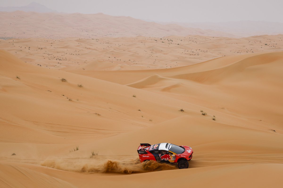 BRaidXtreme's tweet image. Second on the stage by only 48 seconds in nearly four hours of running meant it was close on this third day in Abu Dhabi, but some championship points are in the pocket. 

Less sun = a cooler ride for Sébastien and Fabian in the @prodrive Hunter.🌥️

#teambahrain
#prodrive