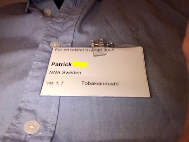 1/2🪡Efter tio år av all kommunikation tydligt varudeklarerad som INTE industri och INTE i konflikt med ramkonventionen, tvärtom! Min frivilligkollega kommer till konferens och får följande skylt placerad i mitten på bordet så alla har sett den (kålsuparevalsen) att bära.