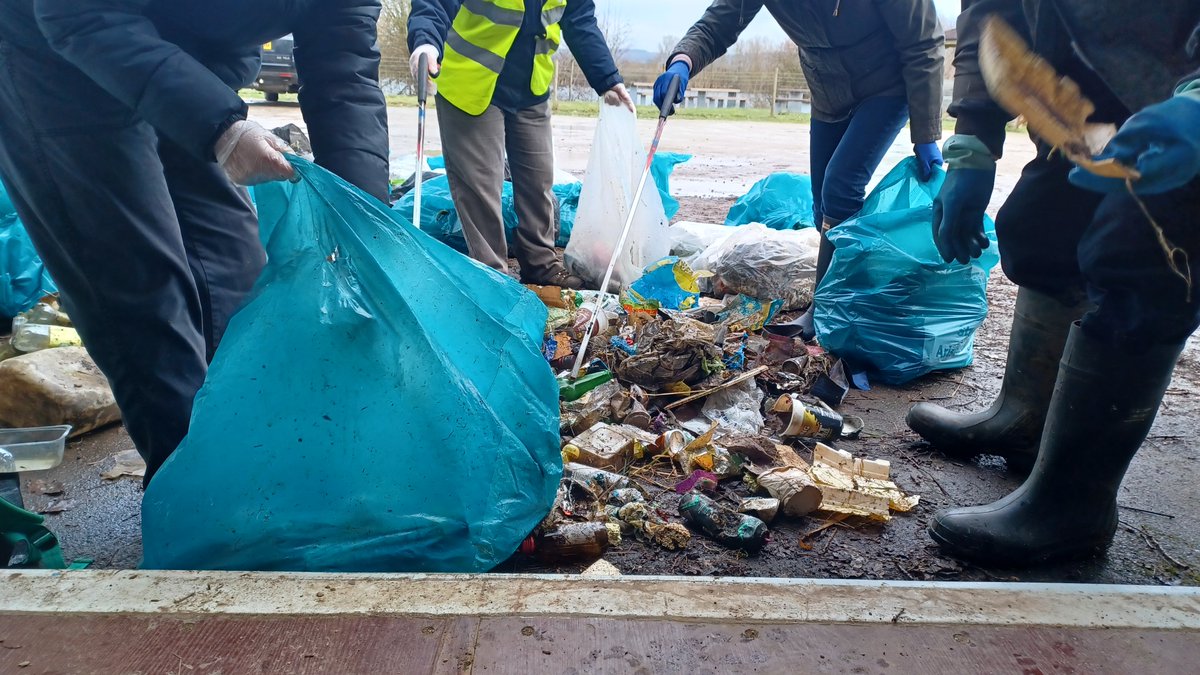 Last week we joined forces with @KentWildlife to litter pick the banks of the Great Stour as it passes by Conningbrook Lakes. The result was 31 bags full of rubbish, all of which was counted as part of the #PreventingPlasticPollution project.
@Plastic_EU @theriverstrust