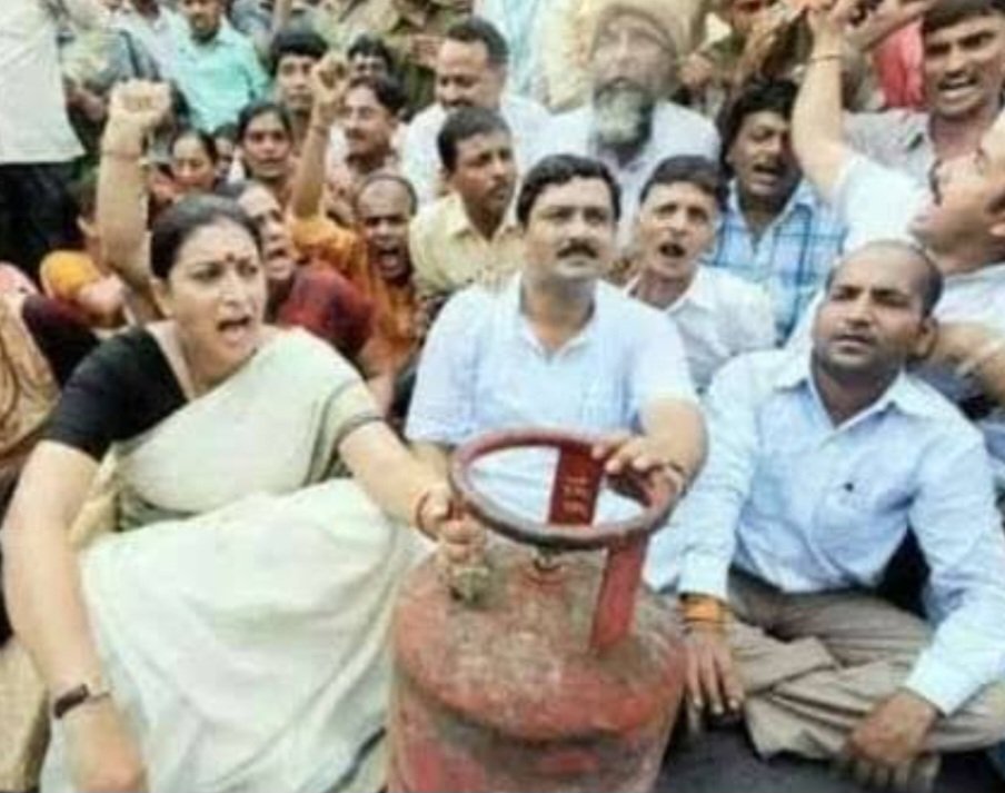 cpiup's tweet photo. बहुत-बहुत अच्छी खबर 🎊

होली के मुबारक मौके पर 

मुबारक हो महंगाई! तोहफा कबूल हो!

• LPG सिलेंडर 50 रुपए महंगा हुआ.

• कमर्शियल सिलेंडर 350 रुपए महंगा हुआ.

#Revolution 
#CPI 
#UnitedWeStand #DevidedWeFall https://t.co/ROxk3ygYSN