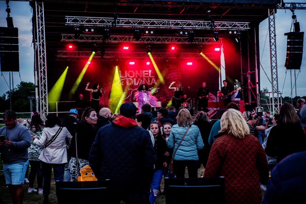 I'm coming out 💃 

For today's #waybackwednesday we're reliving the moment we were all dancing on the ceiling to Diana Ross &amp; Lionel Richie. 

#penkridgeopenair2022 #endlessloveshow #lionelrichie #dianaross #tribute #music #dance #festival #endlesslove #livemusic #wednesday