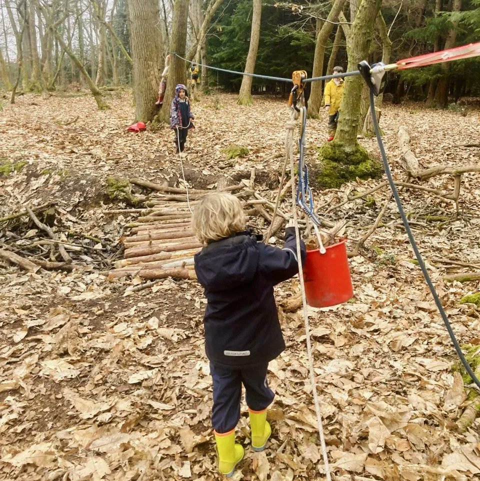 FrenshamHeights's tweet image. Last week saw some fantastic den building for soft toys! Year 1 looked at strong structures and how to waterproof their den using natural resources. They also explored the use of a zip wire system to transport goods across a &apos;gorge&apos; in the forest. #forestfun #forestschool