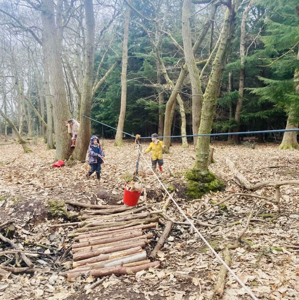FrenshamHeights's tweet image. Last week saw some fantastic den building for soft toys! Year 1 looked at strong structures and how to waterproof their den using natural resources. They also explored the use of a zip wire system to transport goods across a &apos;gorge&apos; in the forest. #forestfun #forestschool