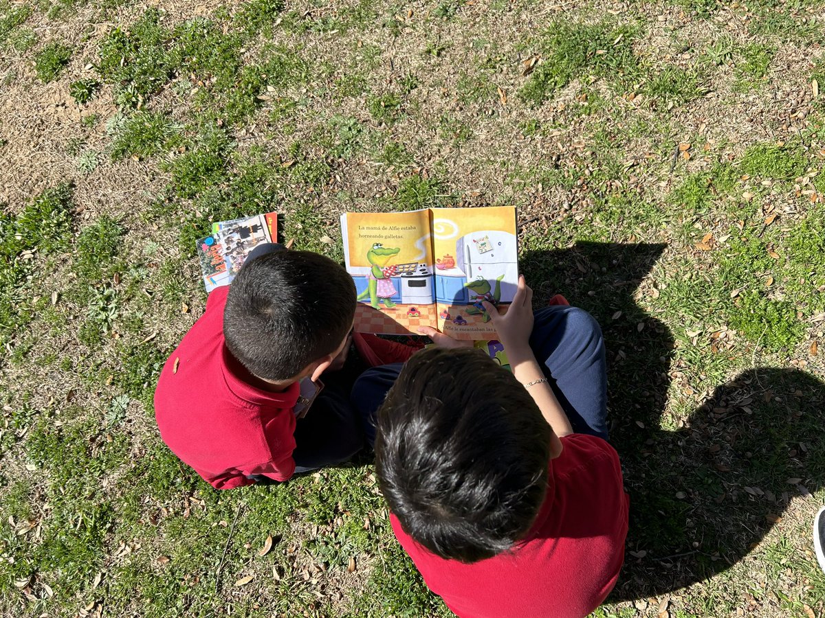 MsPRangel's tweet photo. 3 kindergarten classes sharing the love of reading with each other! It was such a beautiful day we took our reading outside! #CElionpride @CarrolltonElem https://t.co/bqLkRf8eUX