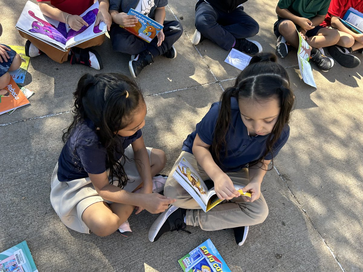 3 kindergarten classes sharing the love of reading with each other! It was such a beautiful day we took our reading outside! #CElionpride <a href="/CarrolltonElem/">Carrollton Elementary</a>