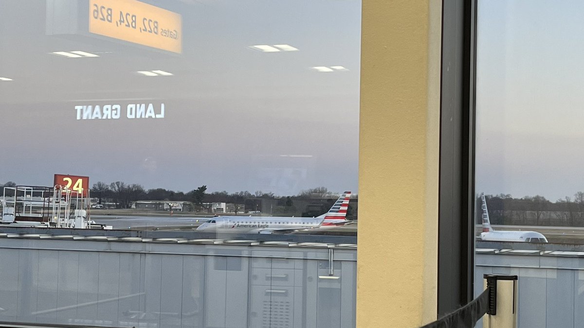 rightbrainlaw's tweet image. Headed to Chicago for #techshow Overheard the airline gate agents do their weekly standup, reporting on performance. Say what you will about airlines but business has a fascinating rhythm.