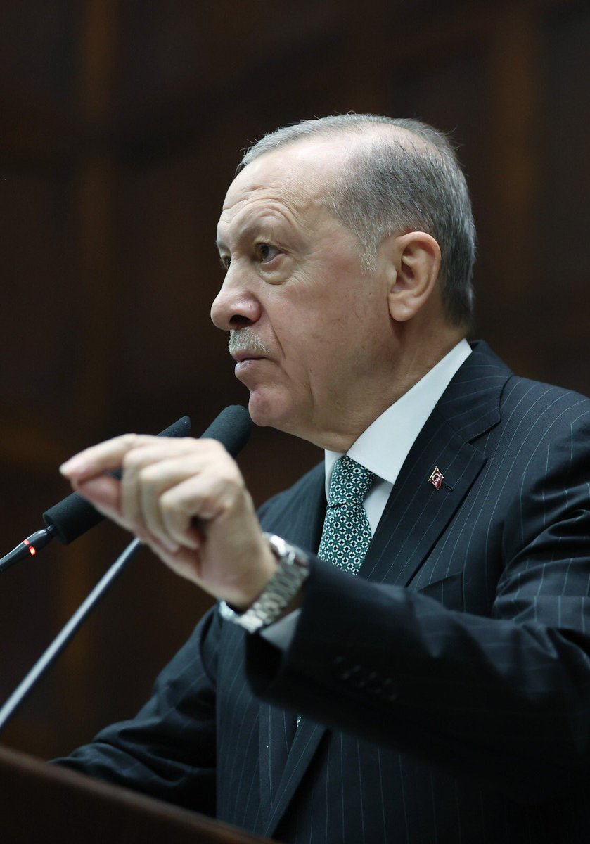 Cumhurbaşkanımız ve Genel Başkanımız Sn. <a href="/RTErdogan/">Recep Tayyip Erdoğan</a>: 

“Enkazları kaldıracağız, yaraları saracağız, sarıyoruz, yıkılanların yerine daha iyisi ile yenisini yapacağız, gönülleri alacağız, insanımızın önüne yeni bir gelecek, yeni bir hayat sereceğiz.”

📍AK Parti Grup Toplantısı