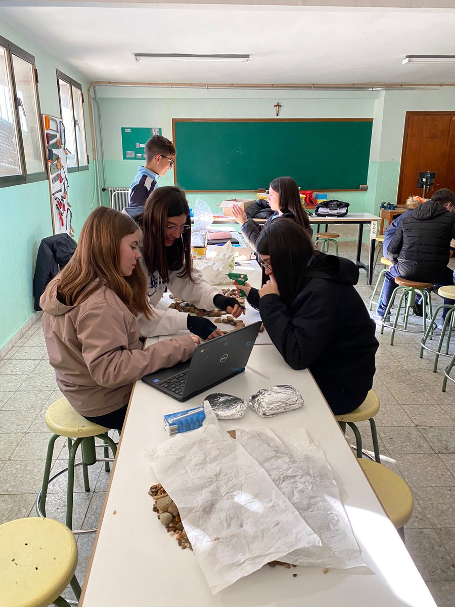 amordedios_toro's tweet image. ¿Dónde se refugiaban los pastores alistanos 🐮cuando eran sorprendidos por la lluvia ☔️ en el monte ⛰️?
Los alumnos de 3°ESO nos lo muestran con las diferentes maquetas de chiviteras 🛖que están realizando. #amordediostoro #tecnología #learningdifferent #agradece #proyecta