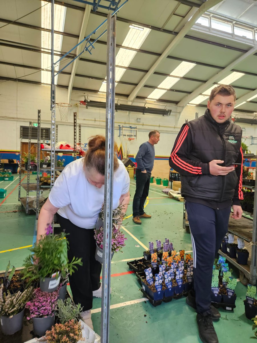 BCFRC1's tweet image. It's all go in @trinitycomp1  today Louise dropped up to collect equipment, plants and tools all needed for #BetterBallymunDay2023 coming up this Friday 10-1pm if you're in the area pop on over to us we'd love a #DigOut 🌻🧹😀